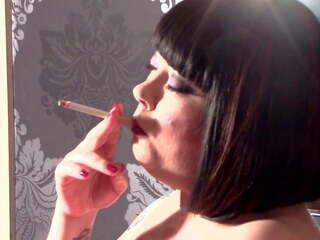 大きな美しい女性 ティナ 摩擦 彼女の 腹 & 喫煙 で ストッキング.