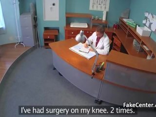 Medico persona scopa paffuto in ospedale